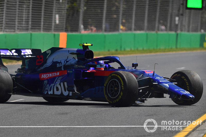 Alexander Albon, Toro Rosso STR14, sufre un trompo y daña el alerón delantero