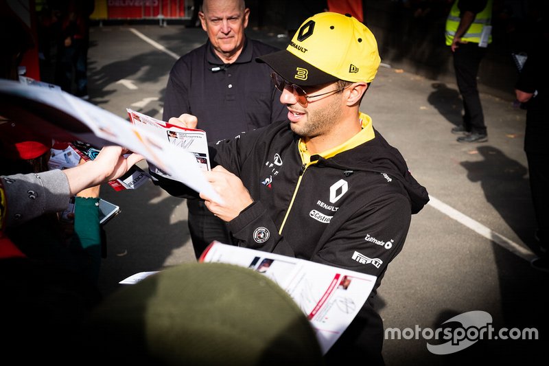 Daniel Ricciardo, Renault F1 Team signs autographs for the fans