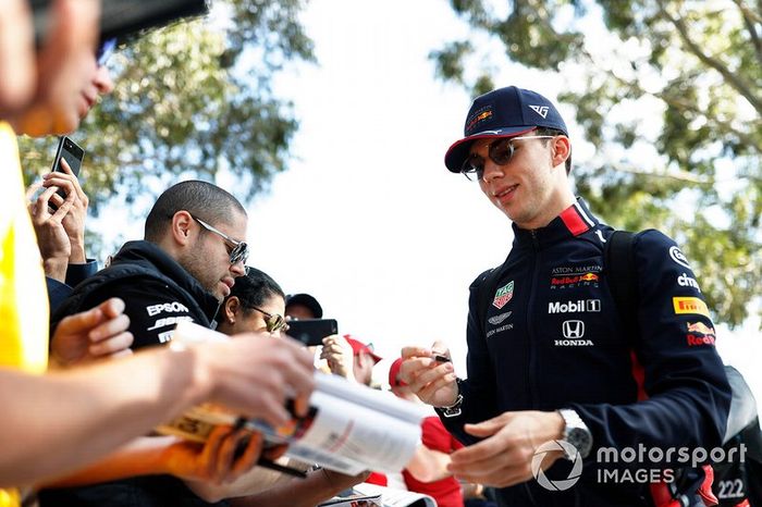 Pierre Gasly, Red Bull Racing, firma un autógrafo para un fan