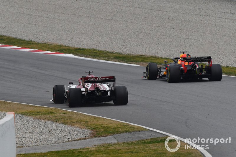 Kimi Raikkonen, Alfa Romeo Racing C38 and Max Verstappen, Red Bull Racing RB15