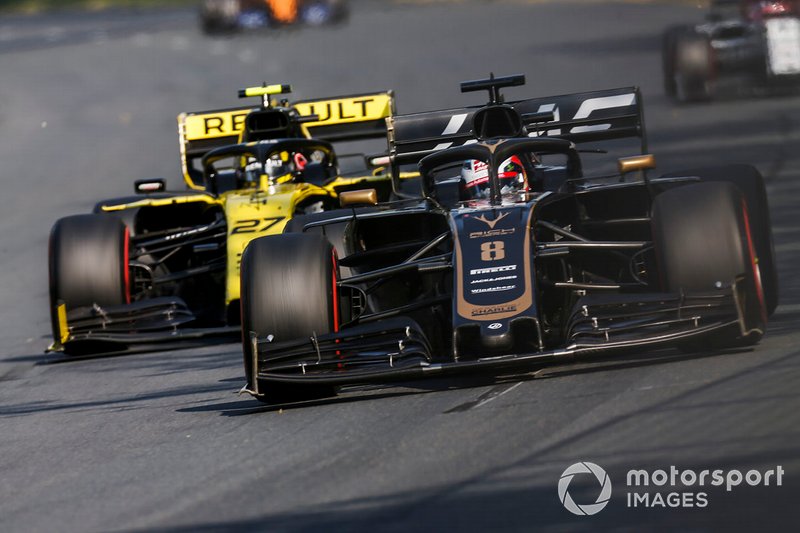 Ромен Грожан, Haas F1 Team VF-19, впереди Нико Хюлькенберга, Renault R.S. 19