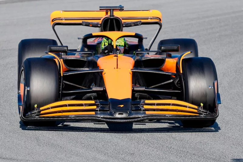 Lando Norris, McLaren lors des essais Pirelli