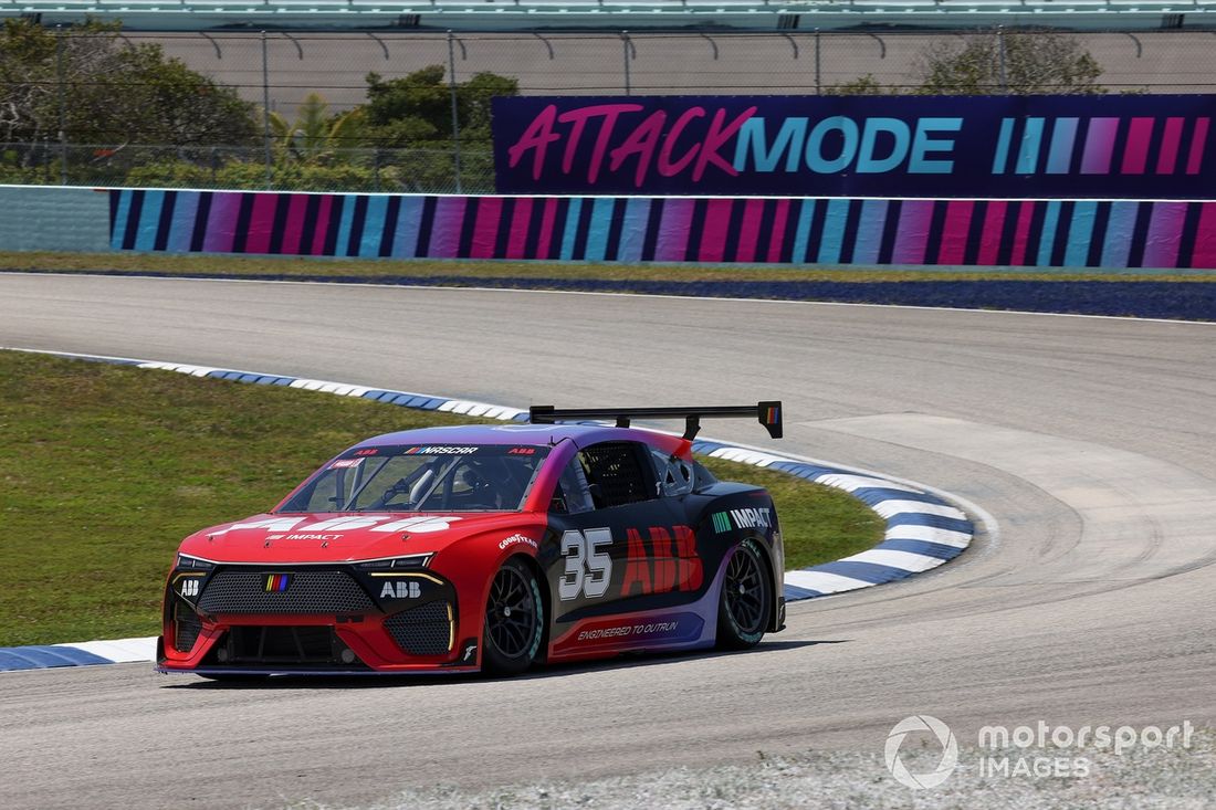 Jamie Chadwick, conduce un NASCAR totalmente eléctrico