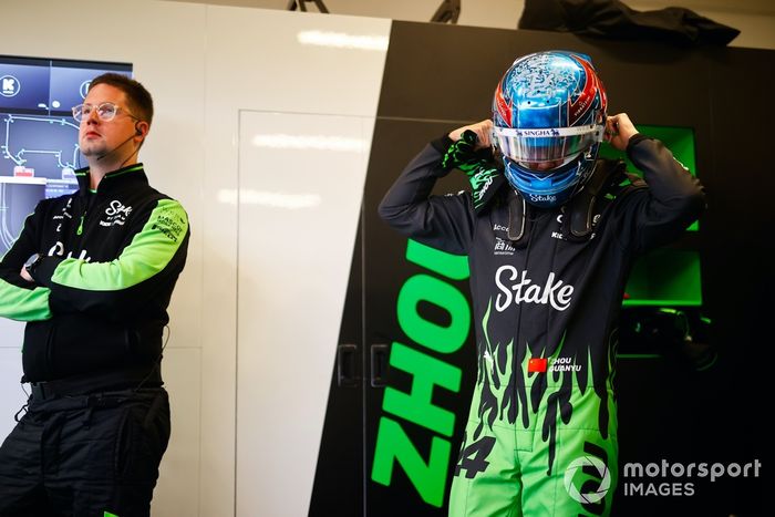 Zhou Guanyu, Stake F1 Team KICK Sauber, se pone el casco