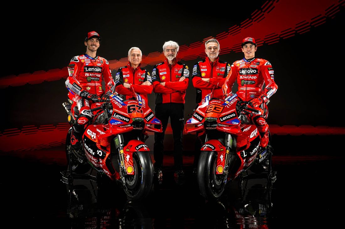 Francesco Bagnaia, Marc Marquez, zespół Ducati, z Davide Tardozzim, menedżerem zespołu Ducati, Gigi Dall'Igną, dyrektorem generalnym Ducati, Mauro Grassillim, dyrektorem sportowym Ducati.