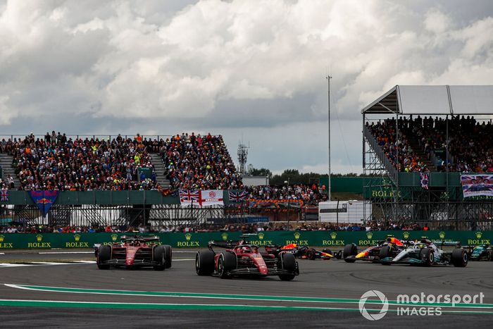 Charles Leclerc, Ferrari F1-75, Carlos Sainz, Ferrari F1-75, Lewis Hamilton, Mercedes W13