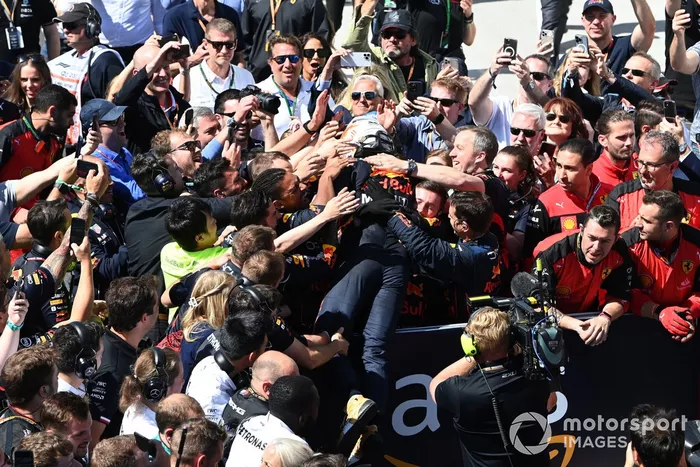 Max Verstappen, Red Bull Racing, 1ª posición, celebra con su equipo en el Parc Ferme