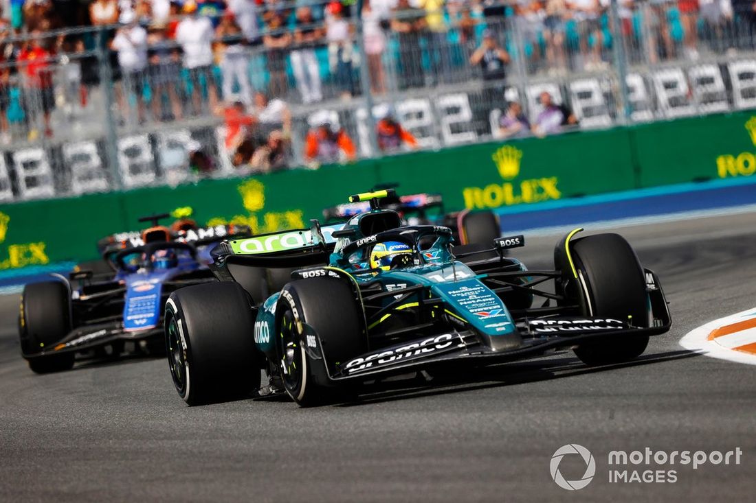 Fernando Alonso, Aston Martin AMR24, Alex Albon, Williams FW46