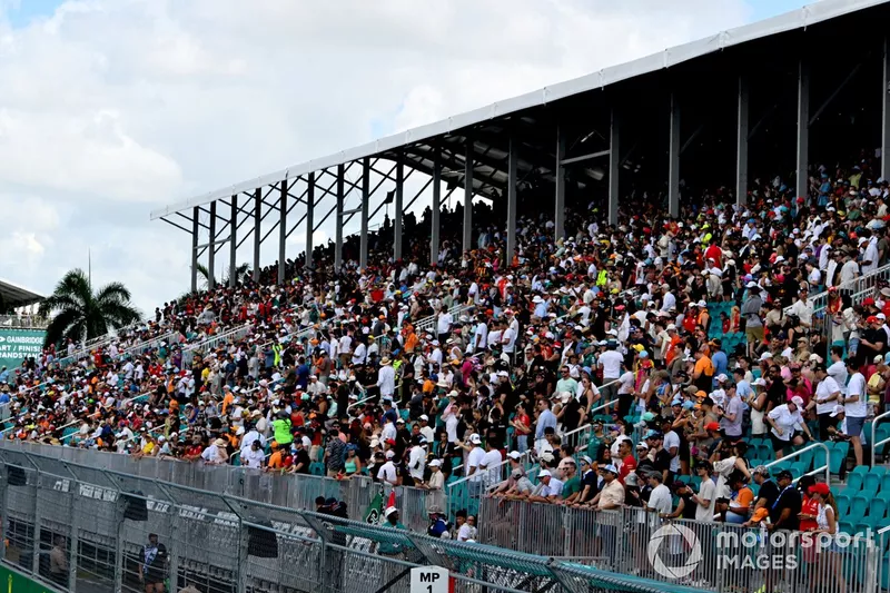 Les fans remplissent une tribune