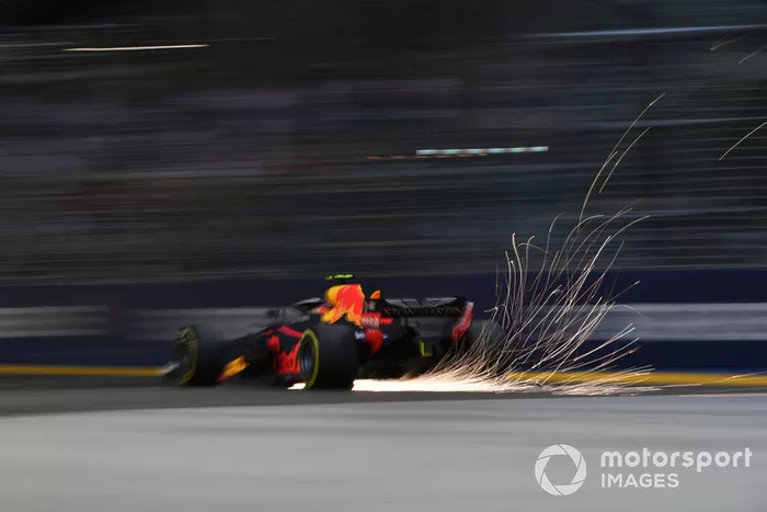 Max Verstappen, Red Bull Racing RB14 saca chispas
