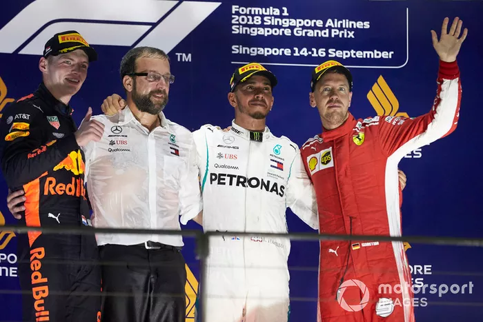 Max Verstappen, Red Bull Racing, 2° classificato, il delegato Mercedes per il trofeo Costruttori, Lewis Hamilton, Mercedes AMG F1, 1° classificato, e Sebastian Vettel, Ferrari, 3° classificato, sul podio