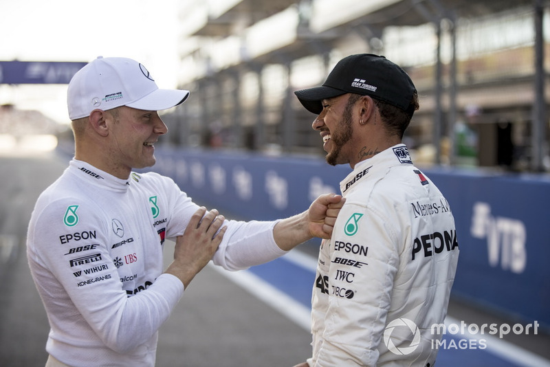 Valtteri Bottas, Mercedes AMG F1, dan Lewis Hamilton, Mercedes AMG F1