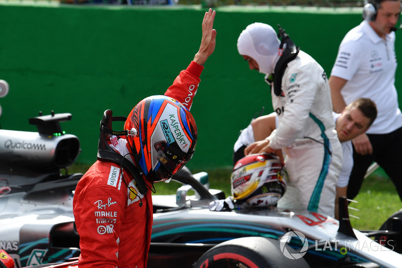 Il polesitter Kimi Raikkonen, Ferrari, festeggia