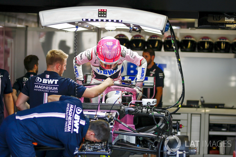 Esteban Ocon, Racing Point Force India F1 Team monte dans sa voiture