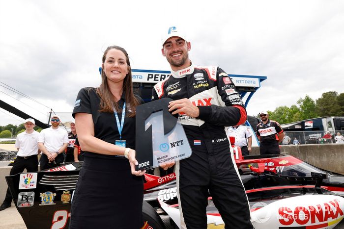 El ganador del premio NTT P1, Rinus VeeKay, Ed Carpenter Racing Chevrolet, celebra su premio de la pole