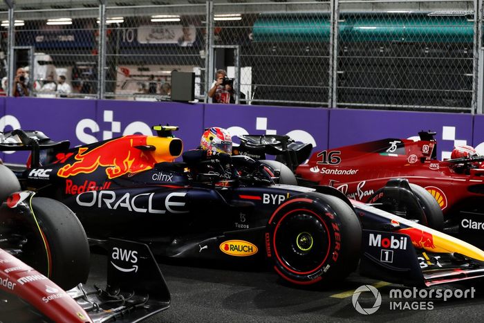 Ganador de la pole, Sergio Pérez, de Red Bull Racing, celebra tras la clasificación