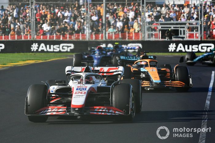 Kevin Magnussen, Haas VF-22, Daniel Ricciardo, McLaren MCL36, Alex Albon, Williams FW44