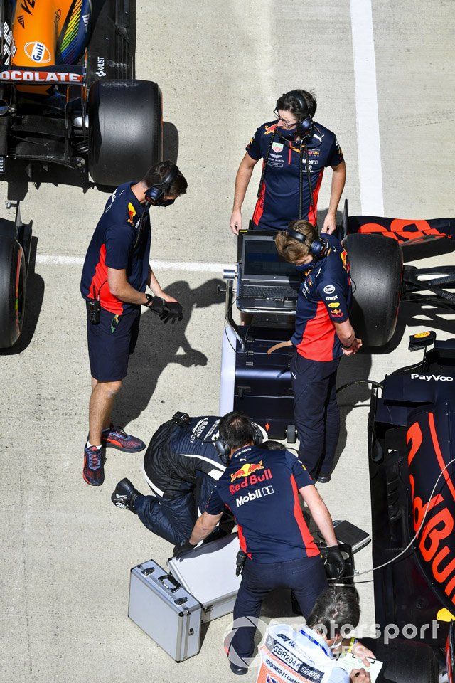 Mecánicos con el monoplaza de Max Verstappen, Red Bull Racing RB16, en Parc Ferme