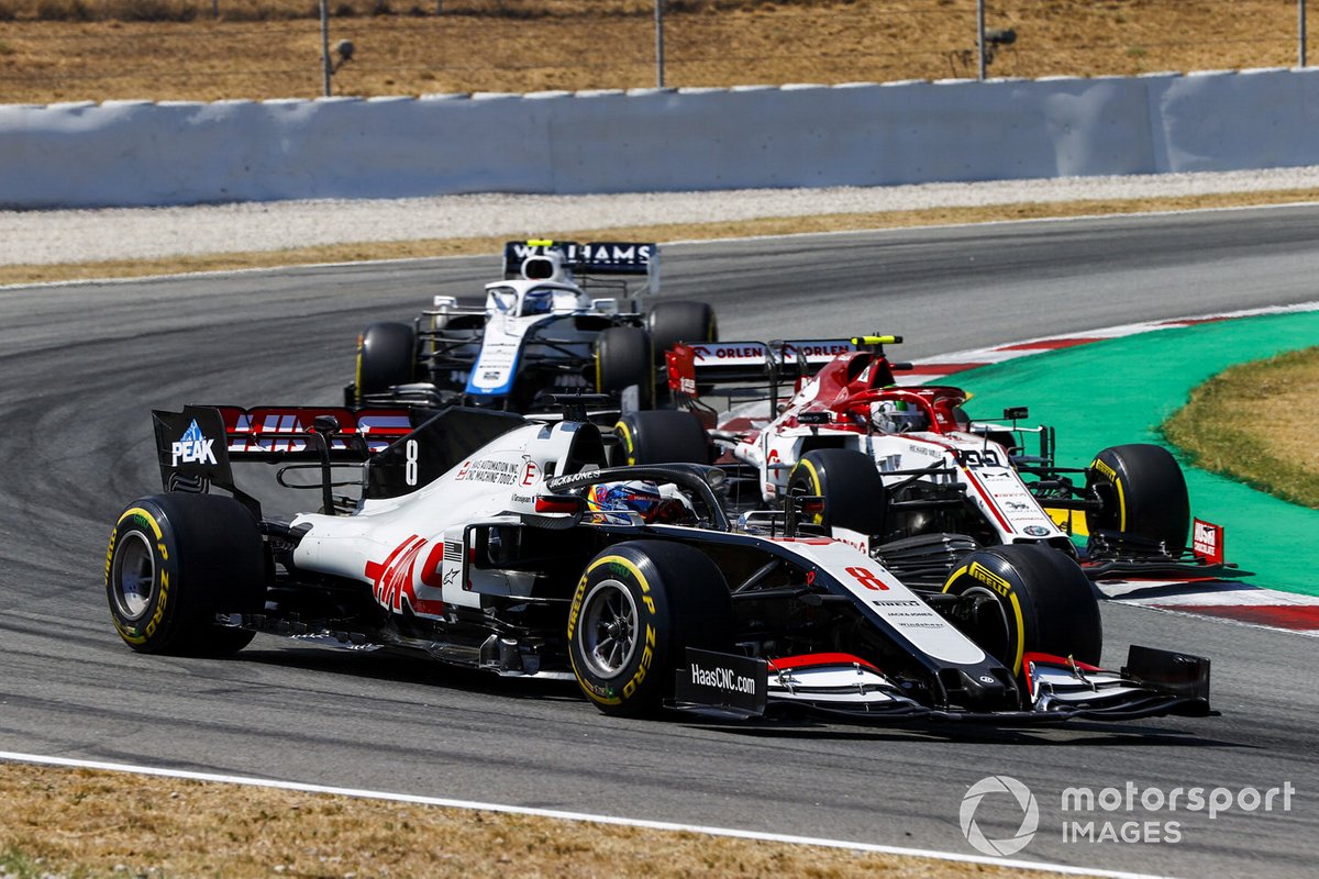 Ромен Грожан (Haas VF-20) та Антоніо Джовінацці (Alfa Romeo C39) випереджають Ніколя Латіфі (Williams FW43)