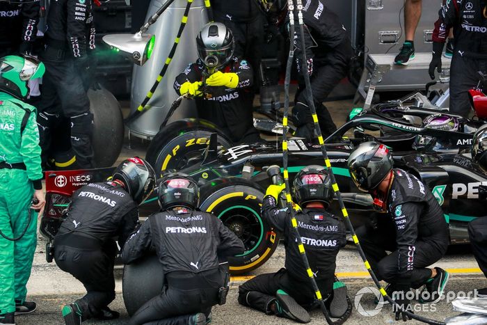 Lewis Hamilton, Mercedes F1 W11 pit stop