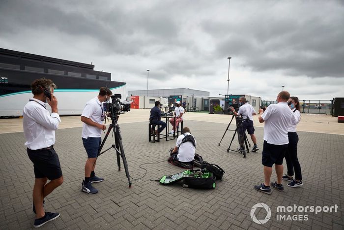 Lewis Hamilton, Mercedes-AMG Petronas F1, habla con Karun Chandhok