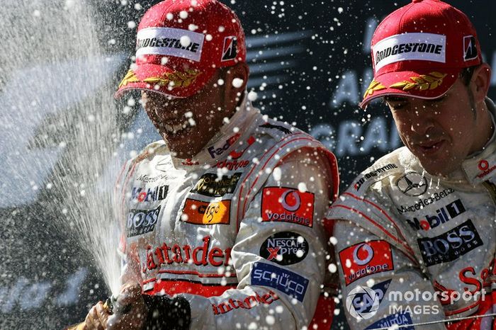 Podio: tercer lugar Lewis Hamilton, McLaren y el segundo lugar Fernando Alonso, McLaren celebran