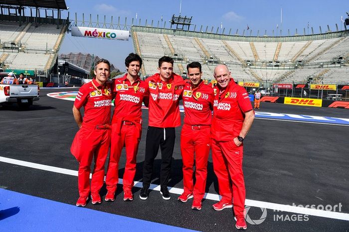 Charles Leclerc, Ferrari posa para una fotografía con su equipo en la pista