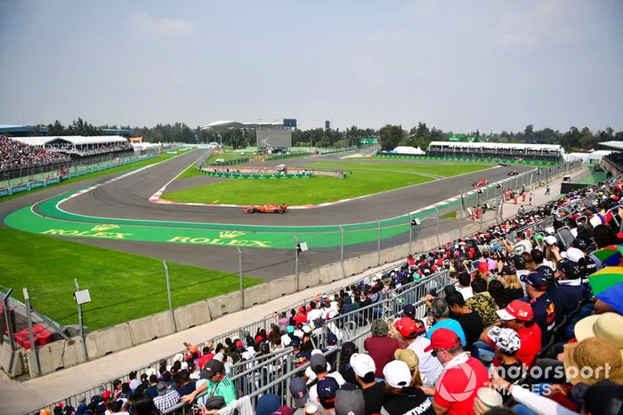 Charles Leclerc, Ferrari SF90, precede Sebastian Vettel, Ferrari SF90