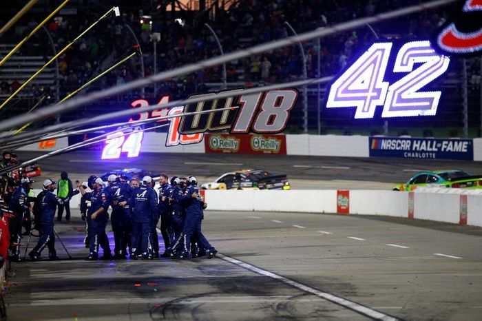 Martin Truex Jr., Joe Gibbs Racing, Toyota Camry Auto Owners Insurance crew celebrates
