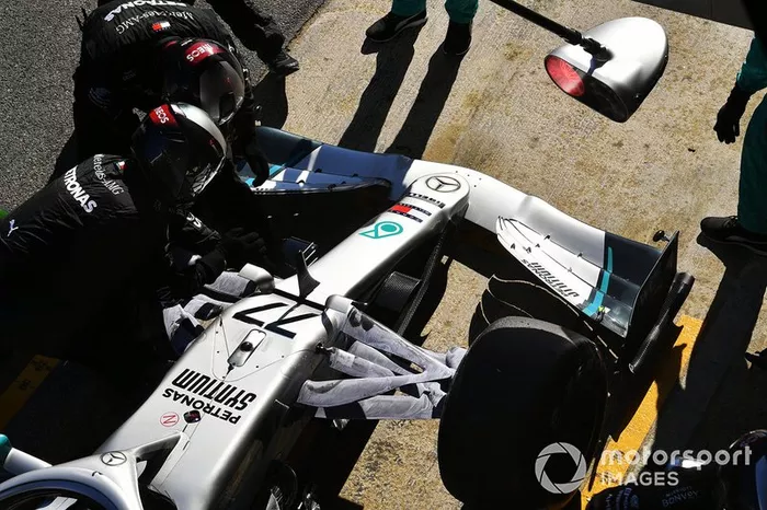 Mechanics make adjustments to Valtteri Bottas' Mercedes F1 W11 
