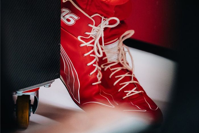 تفاصيل حذاء تشارلز لوكلير، فيراري