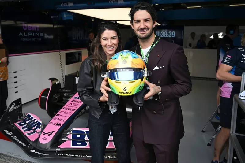 Alexandre Pato et Rebeca Abravanel dans le garage Alpine F1