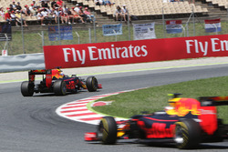 Daniel Ricciardo, Red Bull Racing RB12 voor ploegmaat Max Verstappen, Red Bull Racing RB12
