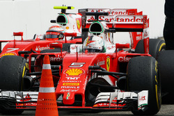 Sebastian Vettel, Ferrari SF16-H e il compagno di squadra Kimi Raikkonen, Ferrari SF16-H nel parco c