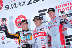 表彰台、山本尚貴(TEAM 無限)、国本雄資(P.MU / CERUMO · INGING)、ストフェル・バンドーン(DOCOMO TEAM DANDELION RACING)