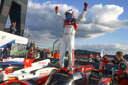 Победители гонки - Марсель Фесслер, Андре Лоттерер и Бенуа Трелюйе, #7 Audi Sport Team Joest Audi R1