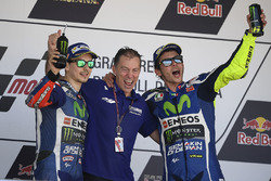 Подіум: переможець Валентино Россі, Yamaha Factory Racing, друге місце Хорхе Лоренсо, Yamaha Factory