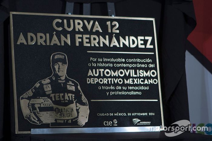 Adrián Fernández con su placa conmemorativa Curva 12 que llevara su nombre en el AUtódromo Hermanos Rodrígiuez