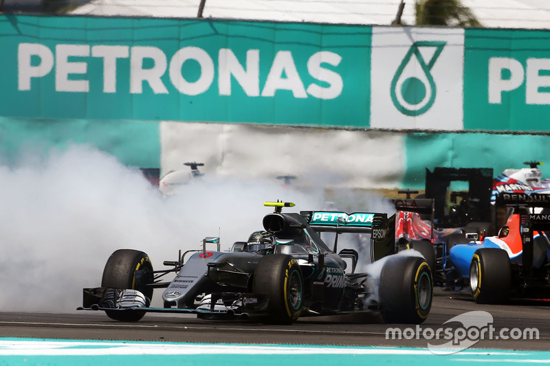 Nico Rosberg, Mercedes AMG F1 W07 Hybrid recovers from being hit at the start of the race