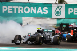 Nico Rosberg, Mercedes AMG F1, W07 Hybrid, Kollision nach dem Start