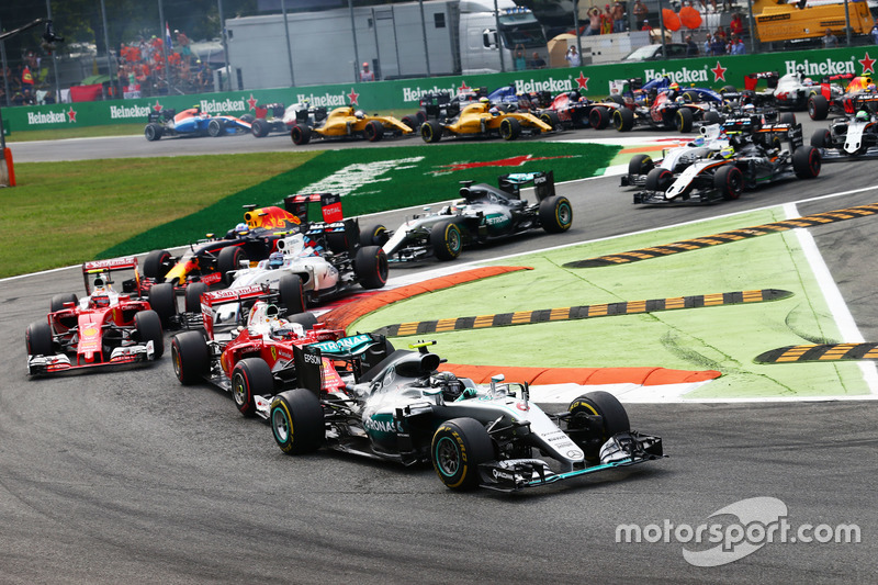 Start: Nico Rosberg, Mercedes AMG F1 W07 Hybrid, führt