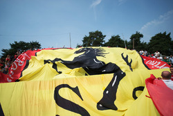 Una grande bandiera Ferrari