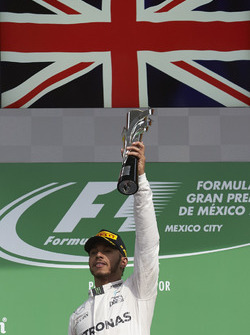 Podio: ganador de la carrera Lewis Hamilton, Mercedes AMG F1