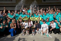 Winnaar Lewis Hamilton, Mercedes AMG F1 viert met  Nico Rosberg, Mercedes AMG F1; Lindsey Vonn, Gord