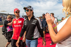 Sergio Pérez, Sahara Force India F1 y Sebastian Vettel, Ferrari en el desfile de pilotos