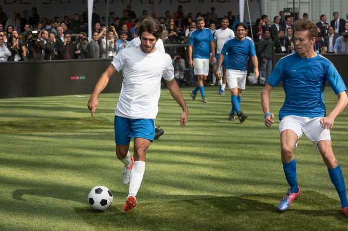 Carlos Sainz Jr., Scuderia Toro Rosso y Daniil Kvyat, Scuderia Toro Rosso en el partido de fútbol be