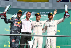 El podio: Daniel Ricciardo, Red Bull Racing, segundo; Nico Rosberg, Mercedes AMG F1, ganador de la c