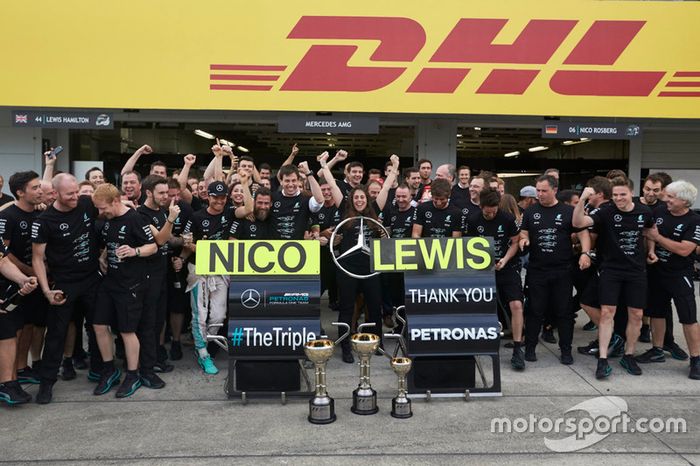 Mercedes celebra el campeonato de constructores de F1 2016
