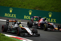Sergio Pérez, Sahara Force India F1 VJM09 y Carlos Sainz Jr., Scuderia Toro Rosso STR11