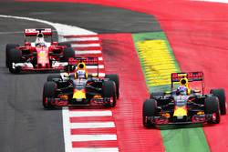 Max Verstappen, Red Bull Racing RB12 devant Daniel Ricciardo, Red Bull Racing RB12